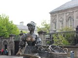 Statue of Molly Malone in Dublin.JPG